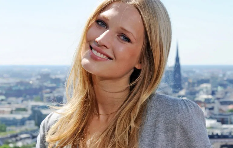 Topless Toni Garrn gespot in Mexico