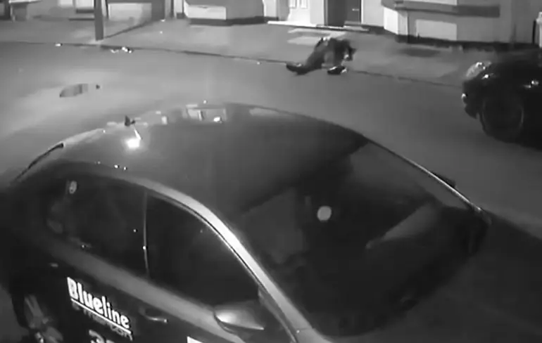 CCTV legt heerlijke dronkemansactie vast