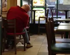 Zat oudje heeft het een beetje lastig bij Subway