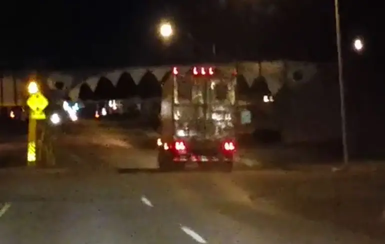 Vrachtwagenchauffeur maakt inschattingsfoutje, hallo brug!