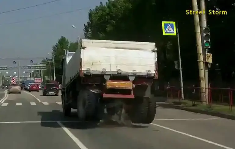 Vrachtwagen probeert het eens zonder as