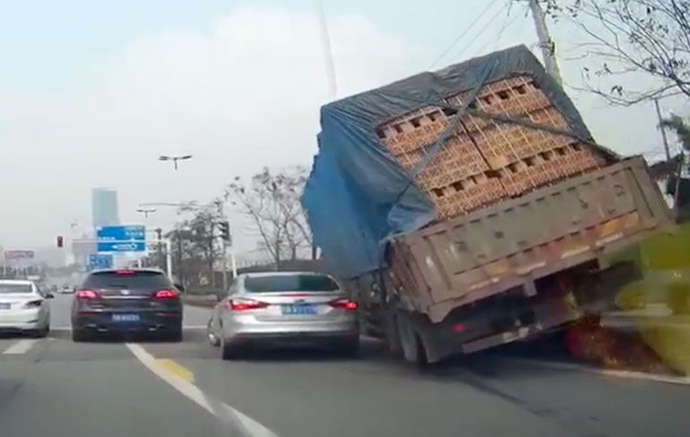 Vrachtwagen met stenen valt op personenwagen