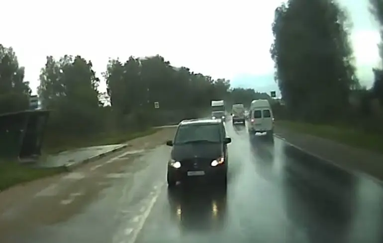 Dodelijke klapper tussen vrachtwagen en Mercedes