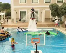 Euroleague basketballers doen een epic pool dunk
