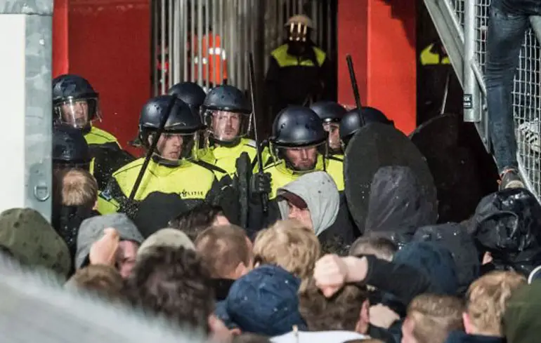 Rellen bij FC Twente tijdens en na wedstrijd tegen PSV
