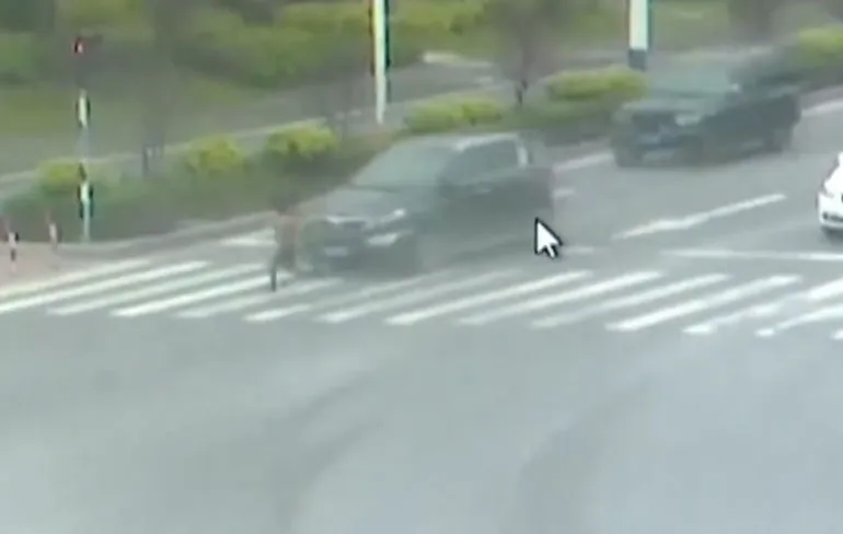 Deze dame wacht volgende keer wel tot ze groen licht ziet