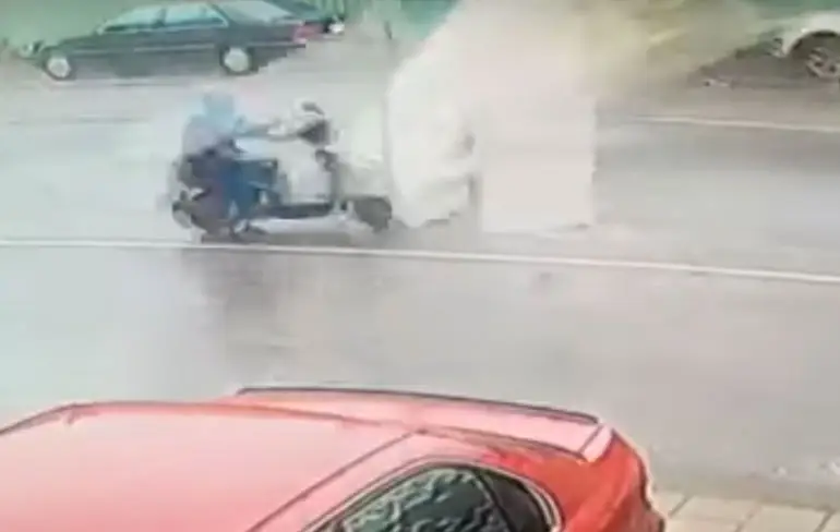 Supertyfoon Meranti tikt bij scooter-mannetje zijn helm af