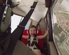 Jongedame gaat met paps mee stuntvliegtuig in