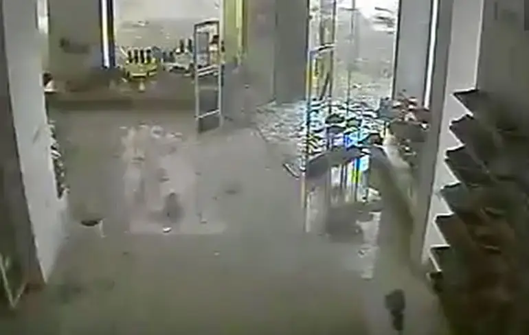 Schoenenzaak in Uruguay krijgt bezoek van orkaan