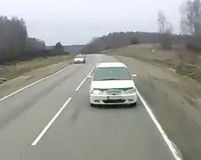 Busje neemt het op tegen vrachtwagen