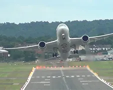 F-18 Super Hornet piloot stijgt op in Boeing 787 Dreamliner