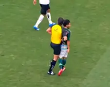 Scheidsrechter deelt kopstoot uit aan voetballer