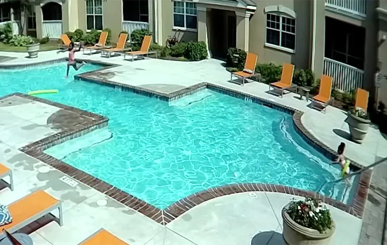 10-jarig meisje uit Georgia redt haar zusje uit zwembad