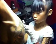 12 jarige tattoo artiest in Thailand aan het werk