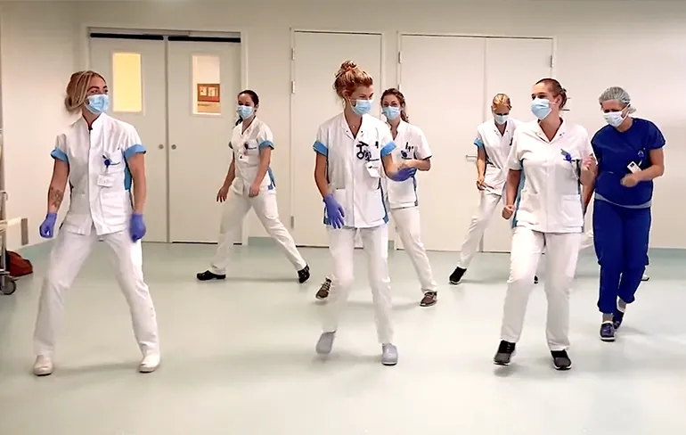 150 dansende zorgmedewerkers van het Diakonessenziekenhuis doen Jerusalema Challenge