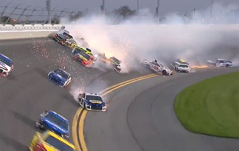 21 auto's betrokken bij crash tijdens Daytona 500