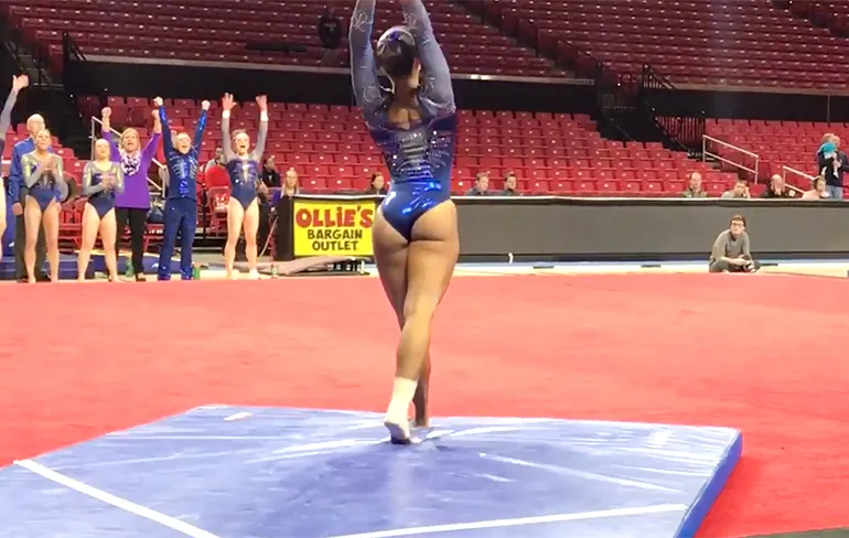 21-jarige turnster Lauren Marinez hot op internet door haar rondingen