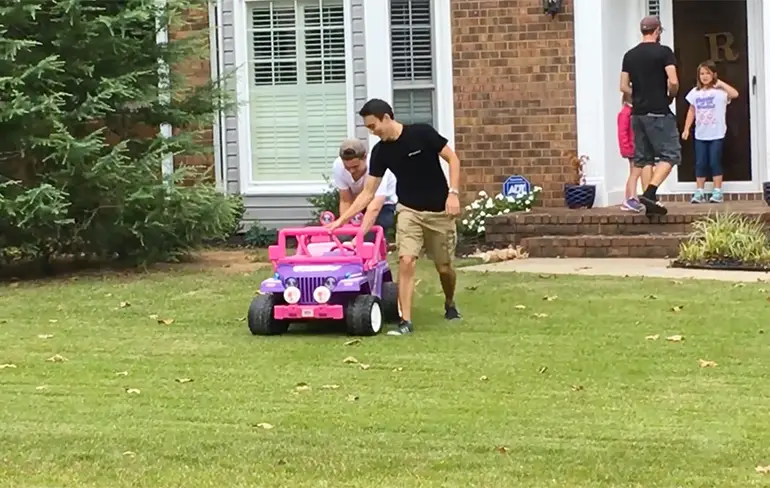 250cc motor in een Barbie speelgoed Jeep