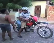 2 dronken gasten en een motor...