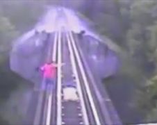 2 vrouwen overleven overreden worden door trein