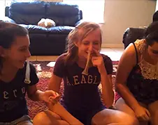 3 meisjes doen zogenaamde Condom Challenge
