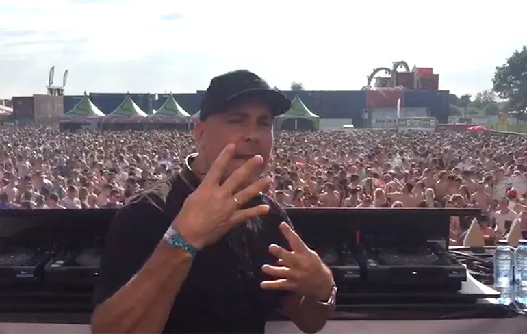 4 keer duurder? Nee, Mental Theo gaat 4 keer harder!