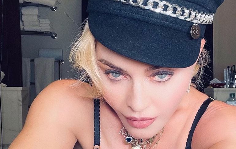 62-jarige Madonna deelt selfies in zwarte lingerie