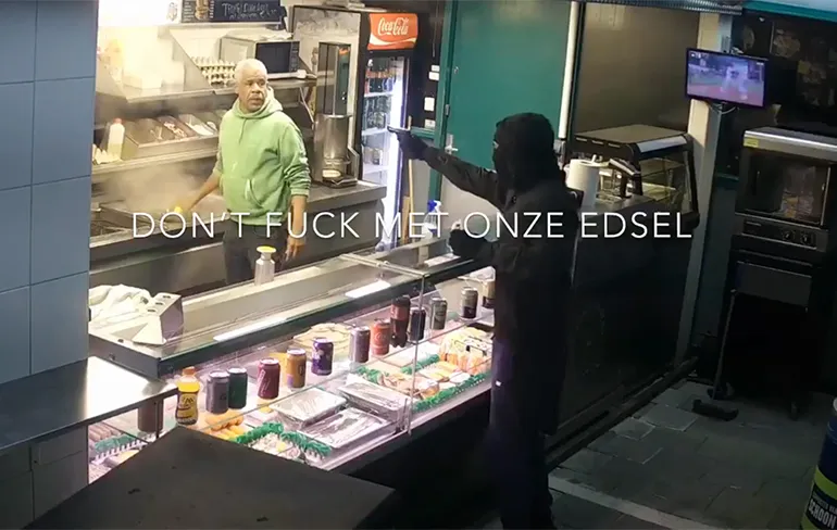 63-jarige Edsel jaagt gewapende overvaller uit snackbar in Den Haag