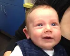 7 weken oude baby hoort voor het eerst