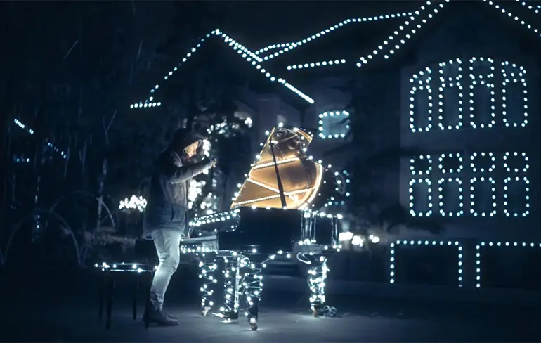 88 piano toetsen zijn gekoppeld aan 500.000 kerstlampjes!