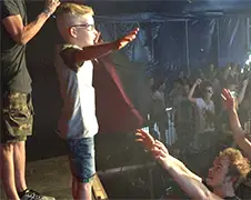 8 jarig mannetje doet aan crowdsurfen op WiSH Outdoor