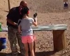 9 jaar oud meisje schiet schietinstructeur per ongeluk dood