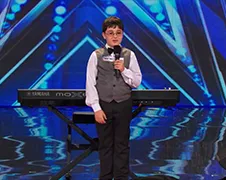 9 jarige Adrian Romoff kan wel piano spelen