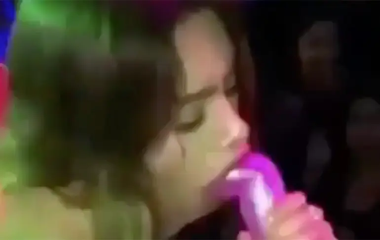 Aan deze dame moet je een drankje aanbieden, versieren en trouwen!