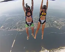 Aan helikopter hangen boven Navarre Beach