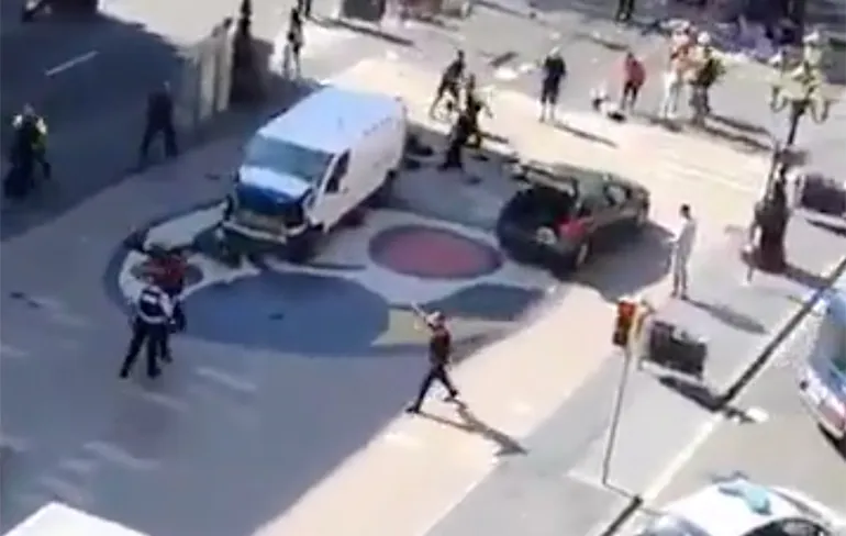 Aanslag in Barcelona: Busje rijdt in op voetgangers Ramblas