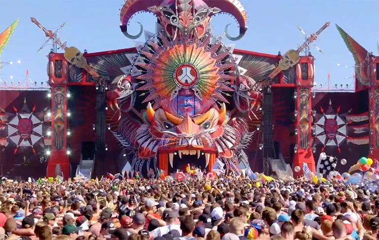 Aardbeving naar links en tsunami naar rechts tijdens Defqon.1 2019