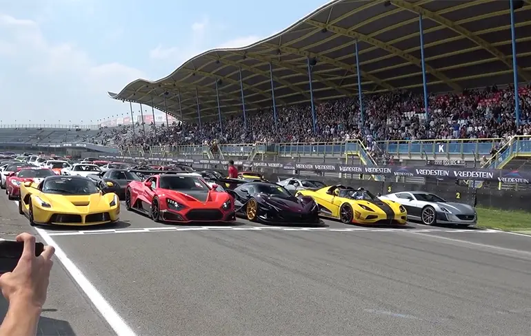 Aardig bedrag aan auto's op Super Car Sunday in Assen