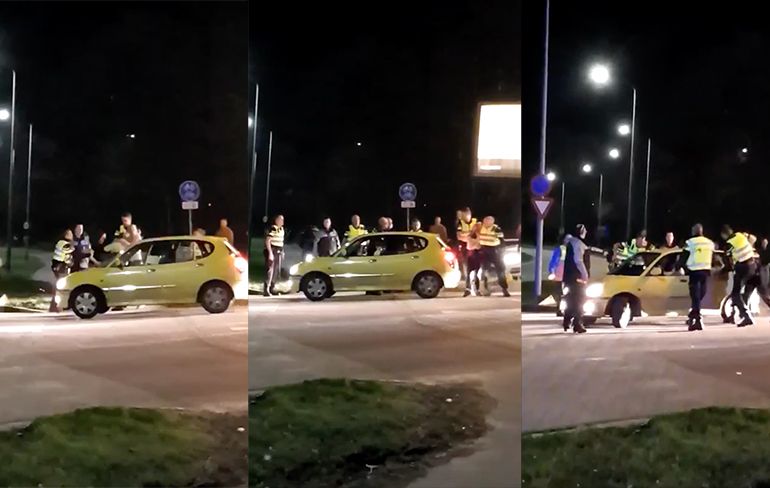 Aardige agenten helpen mensen auto in na wedstrijd Roda JC - PEC Zwolle