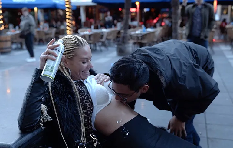 Abigail en Chelsea zoeken een toerist om meer van Nederland te laten zien