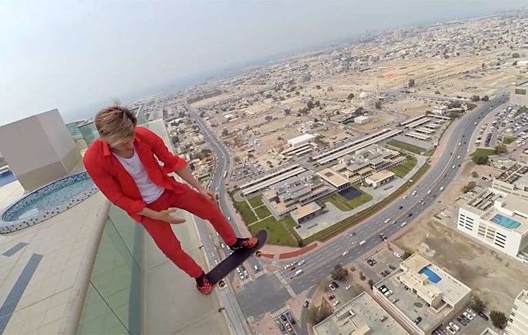 Adrenaline junkie doet gevaarlijke dingen op skyscraper in Dubai