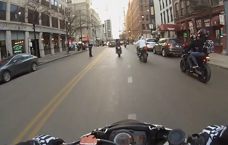 Agent in Chicago gooit hete koffie richting motorrijder
