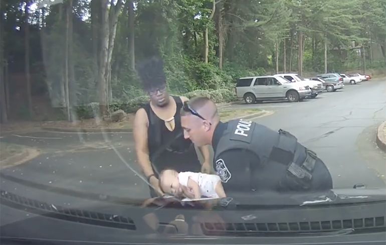 Agent in Georgia redt stikkende baby
