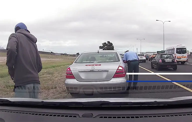 Agent in Zuid-Afrika in rug geschoten, maar schrijft eerst boete uit!