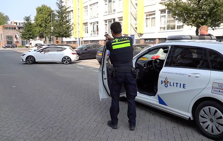 Agent lost waarschuwingsschot in Rotterdam bij arrestaties sieraaddiefstal