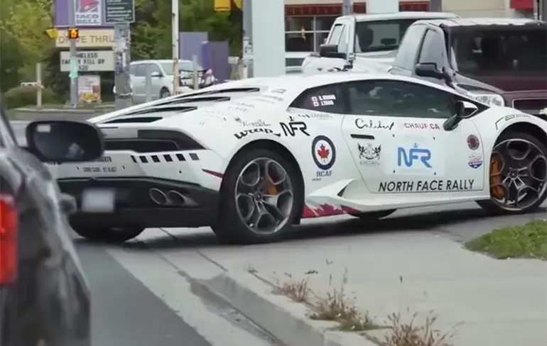 Agent maakt ritje in Lambo, nadat hij de eigenaar staande heeft gehouden