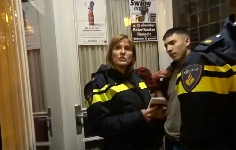 Agente geeft Hoodvlogger Ismail Ilgun tik op haakneus
