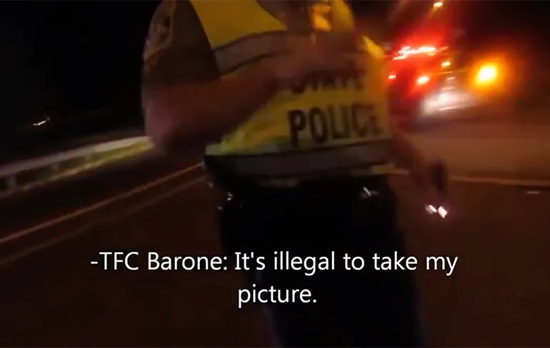 Agenten confisqueren telefoon en nemen op hoe ze iemand erin gaan luizen