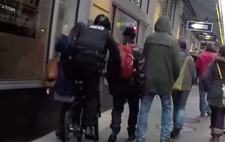 Agenten in Seattle fietsen tegen voetganger aan en houden hem aan