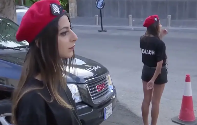 Agentes in ultrakorte broekjes moeten toeristen naar Libanon trekken